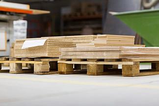 生产,制造和木工行业概念-存放在家具厂的木板和刨花板工厂存放的木板